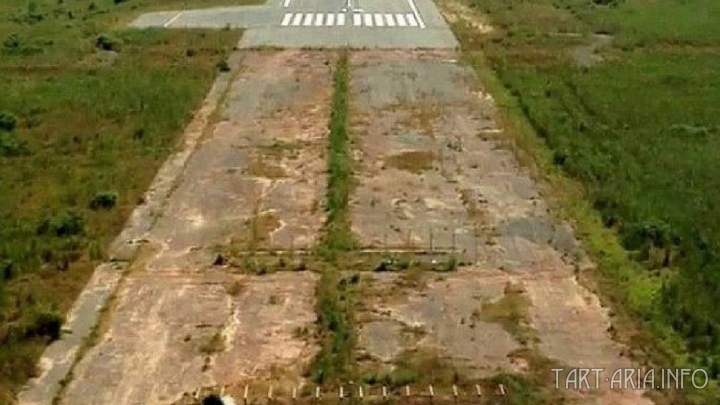 Взлётно-посадочная полоса международного аэропорта Юндум близь столицы Гамбии Банжул