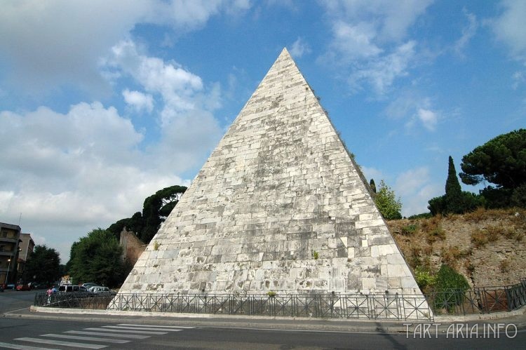 Пирамида Цестия. Рим. Италия.