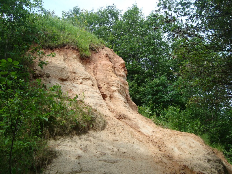 Многометровые толщи осадочных пород из песка и глины.