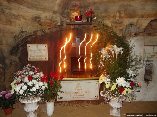 Гроб духовника - наставника Президента России, Иоанна Крестьянкина, при жизни считавшегося святым.