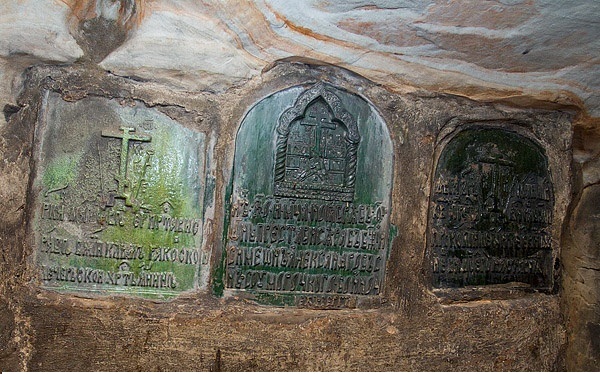 Керамические печати, закрывающие камеры с гробами умерших.