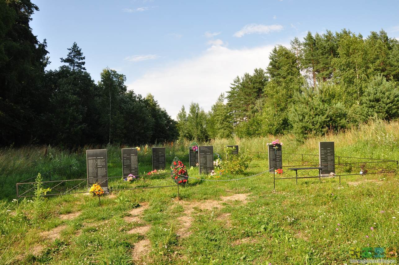 Памятные стелы с именами погибших во время ВОВ жителях д. Кирово.