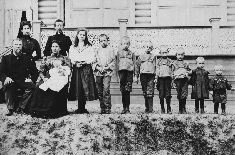 Обычная русская семья 100 лет назад.