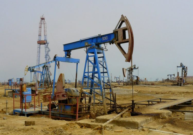 Нефтяные поля в Баку. Азербайджан.