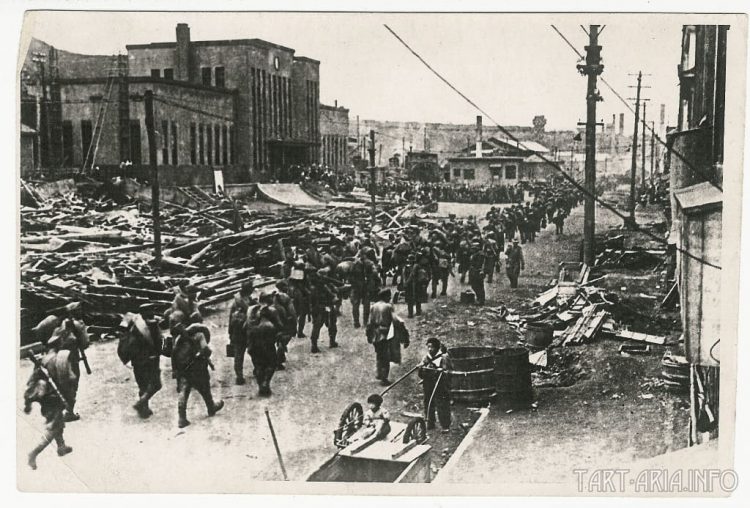 Советские войска на улицах города Маока (ныне город Холмск) Август 1945 года.