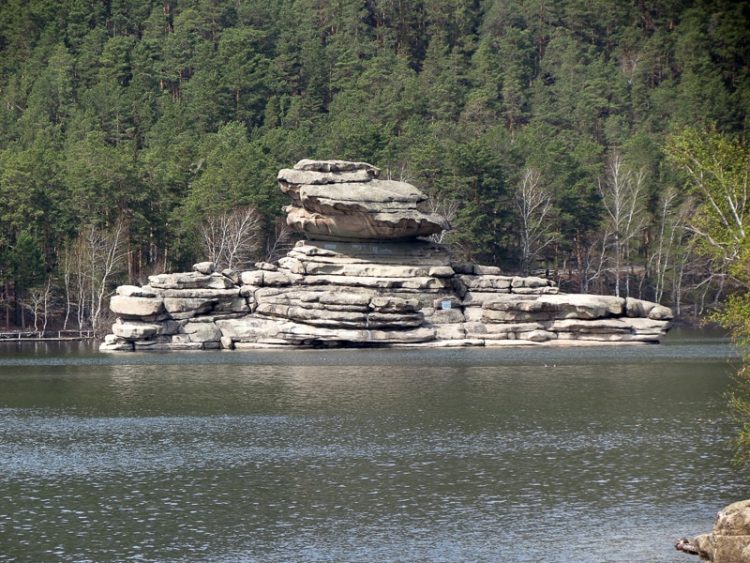 Rätsel-Stein (Zhumbaktas) in der Blauen Bucht.