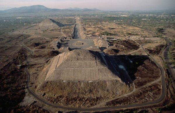  Пирамиды в районе Сяньяна и вовсе достигают высоты 50 м. Часто они расположены группами по 4-5 сооружений.