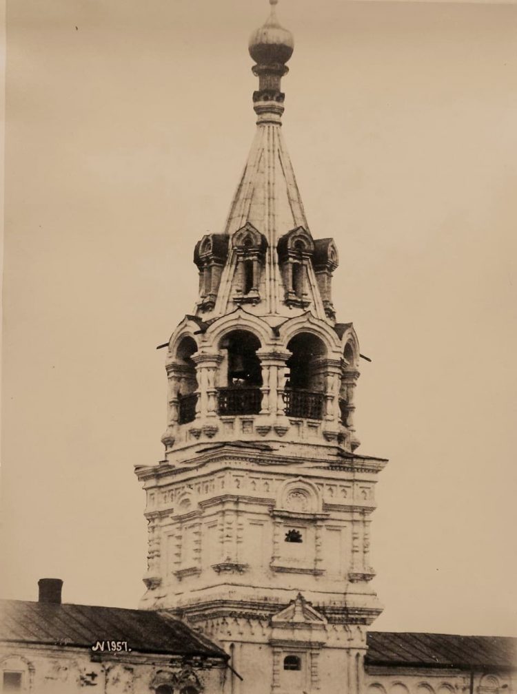 Вид верхней части колокольни церкви Косьмы и Дамиана в Садовниках