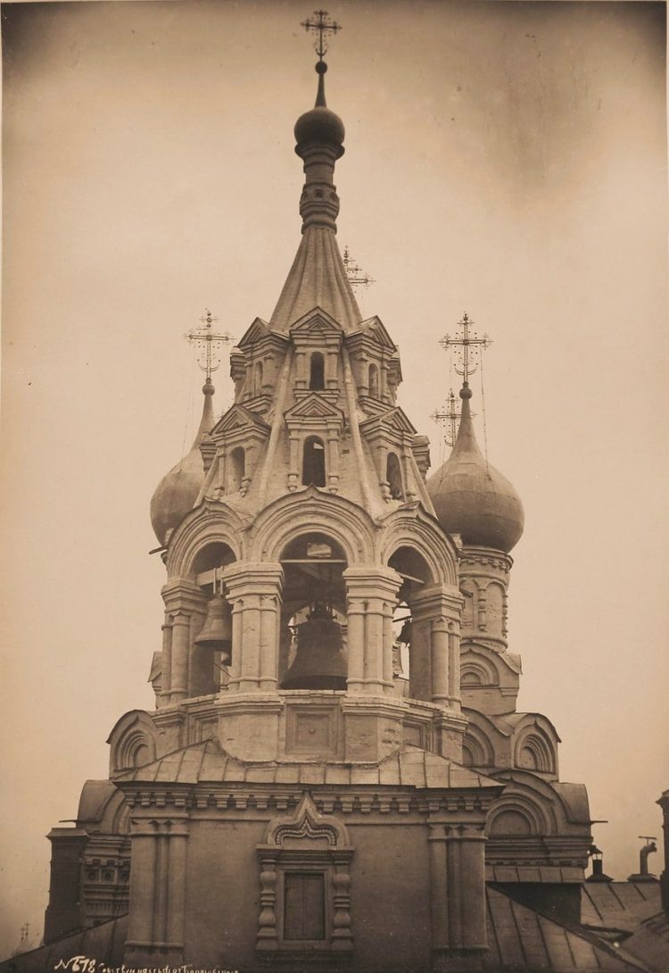 Вид верхней части колокольни церкви Николая Чудотворца в Пыжах