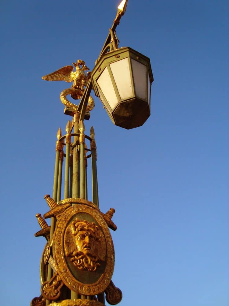 Фонарный столб одной из набережных Петербурга, выполненный в виде фашины.