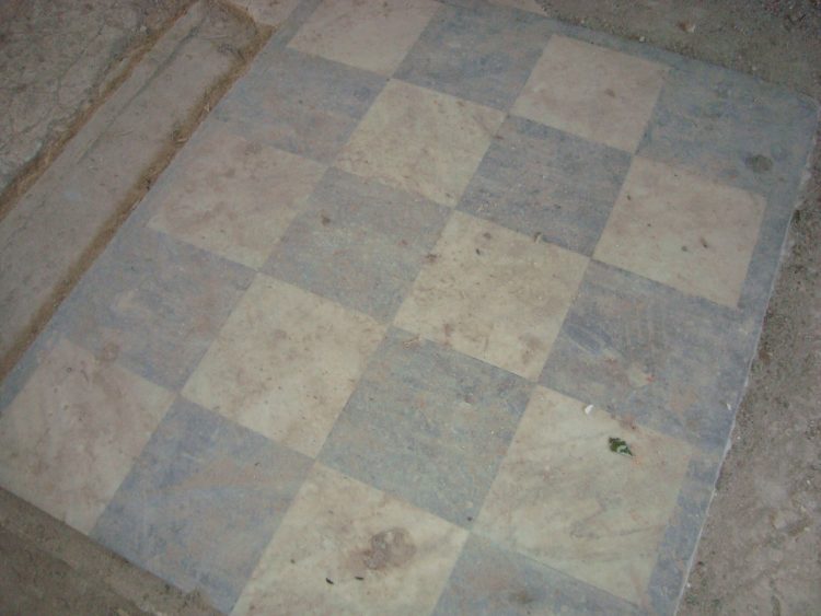"Масонская" шахматная клетка из мрамора на полу холла
