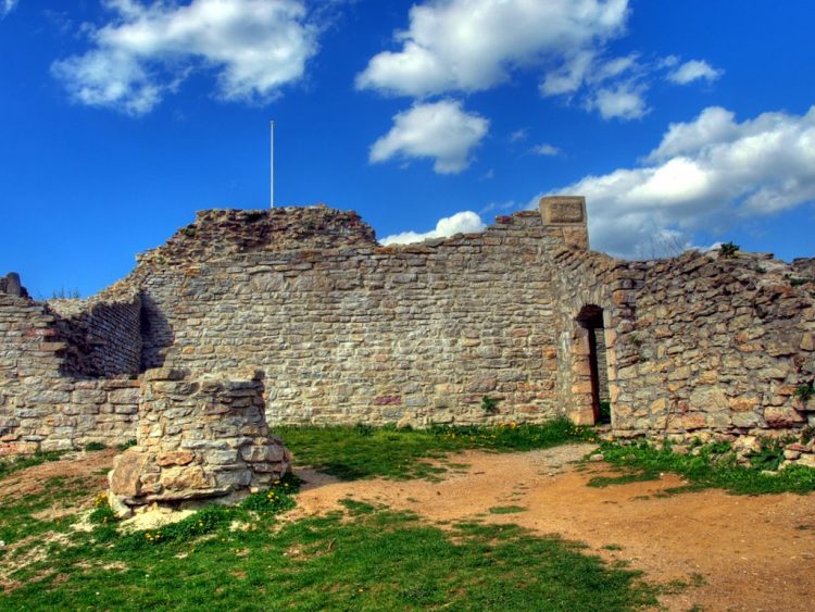 Замок XIII века Медведград в Хорватии 