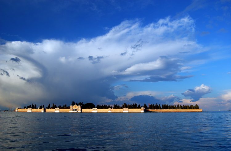 Остров Святого Михаила Архангела в Венеции (Италия) Photo by Mario Vercellotti (vermario)

