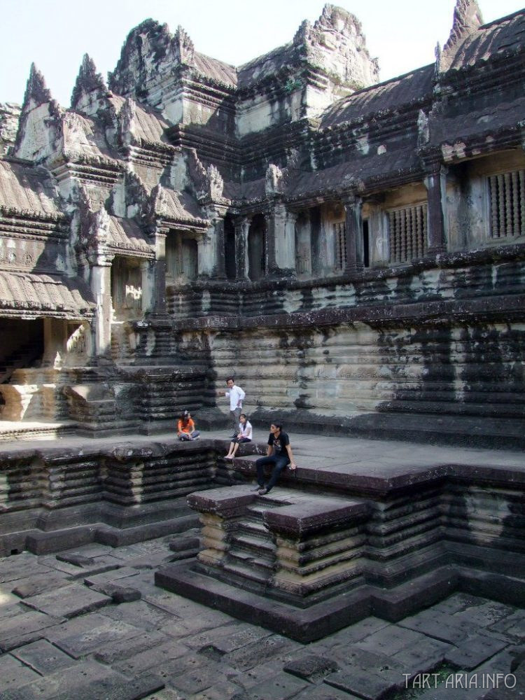 Рис. 17. Королевский бассейн внутри храма, Ангкор.