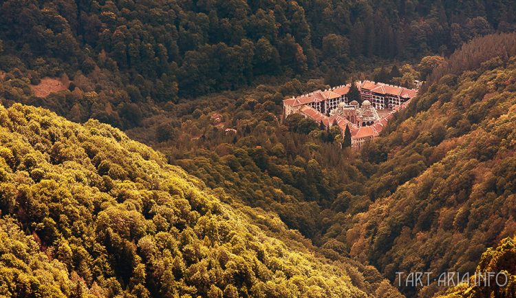 Рис. 11. Рильский монастырь, Болгария. Вид сверху.