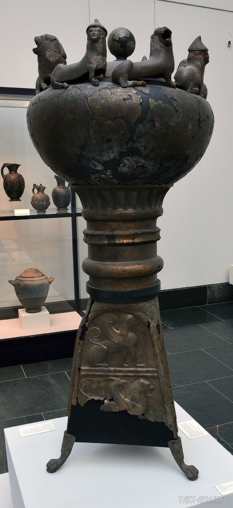 Тренога для хранения вина. Мюнхенская коллекция антиквариата, 530 г. до н.э. Источник 