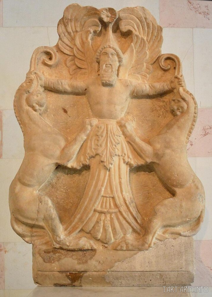 Акротерий с изображением аримаспа, укрощающего двух грифонов, III в. до н.э., Эрмитаж 