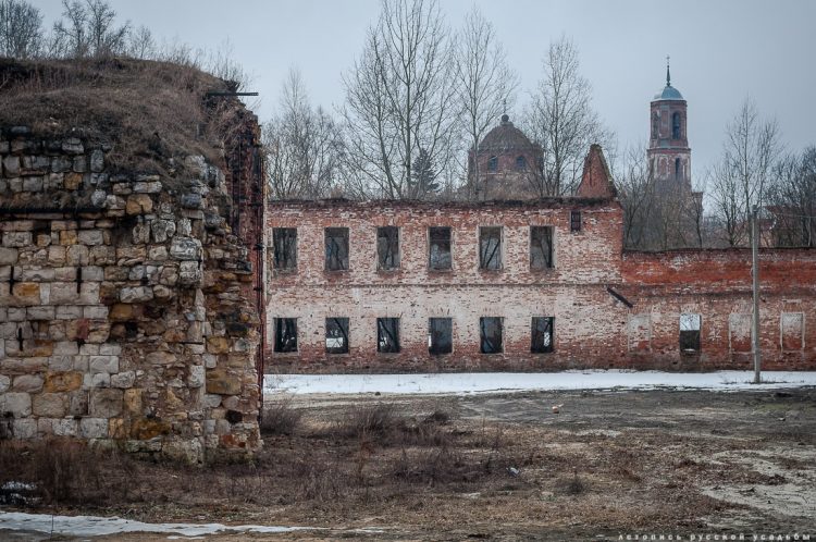 Доменная печь, на заднем плане церковь Рождества Христова