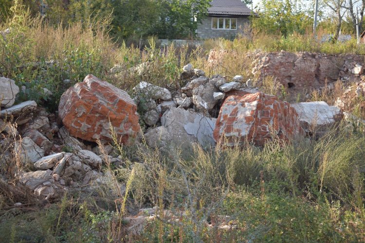 Первый корпус. Обломки стены