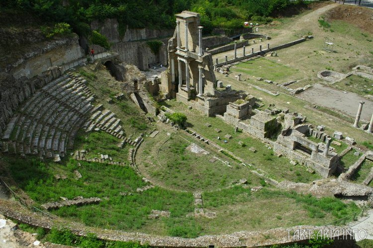 Руины древнего театра в Вольтерре 