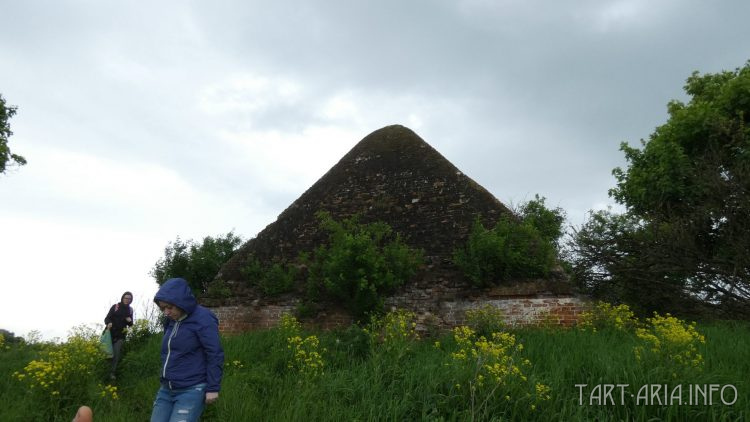 Сабуровская крепость. Пирамиды возле храма
