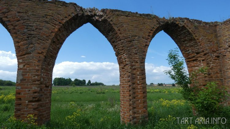 Сабуровская крепость.Манеж летнего театра. Арки