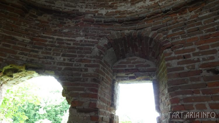 Сабуровская крепость. Южная угловая башня изнутри. Прямые арочные окна