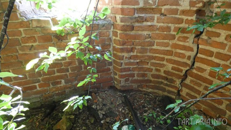 Справа от трещины - отошедший луч,  по центру крепостная стена, кладка слева - "пристройка"