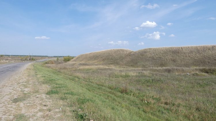 Дорога рядом с городищем