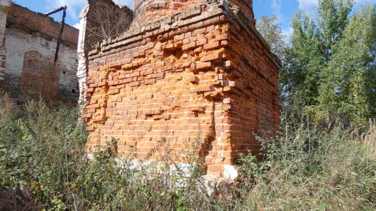 Белый камень у основания тубы