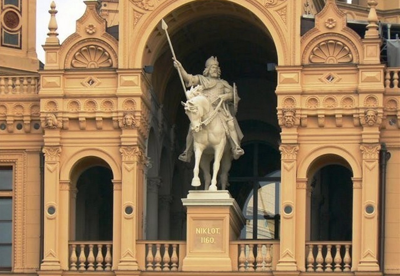 Памятник Никлоту на фасаде Шверинского замка, родовом дворце потомков князя, бывших правителями Мекленбурга вплоть до 1918 года