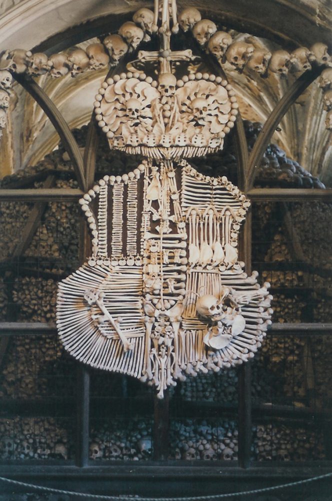 Фамильный герб Шварценбергов, сделанный из костей в интерьере костницы в Седлеце