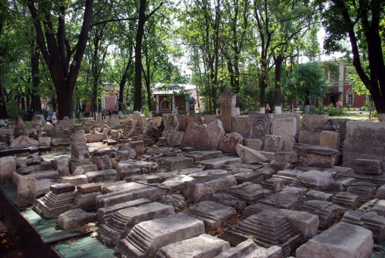 Старинные надгробия, свезённые со всей Москвы в Донской монастырь. Источник 