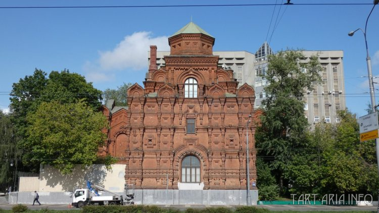 Зелёный поребрик вдоль тротуара, высотой в метр