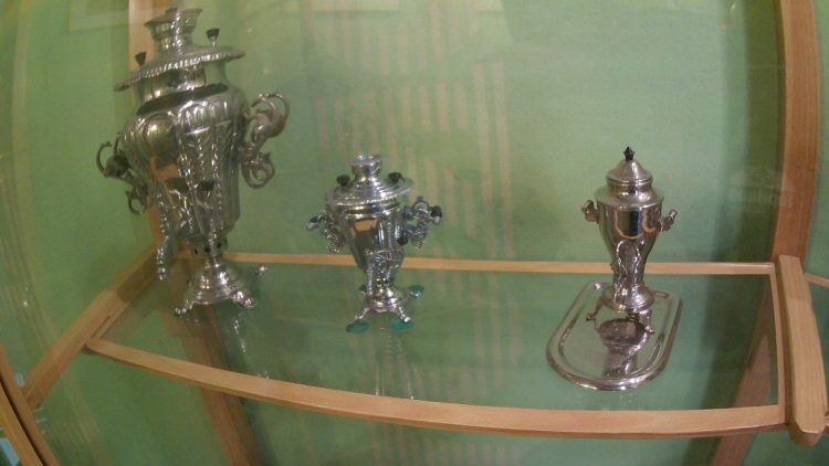 Разнообразные самовары в Тульском музее самоваров