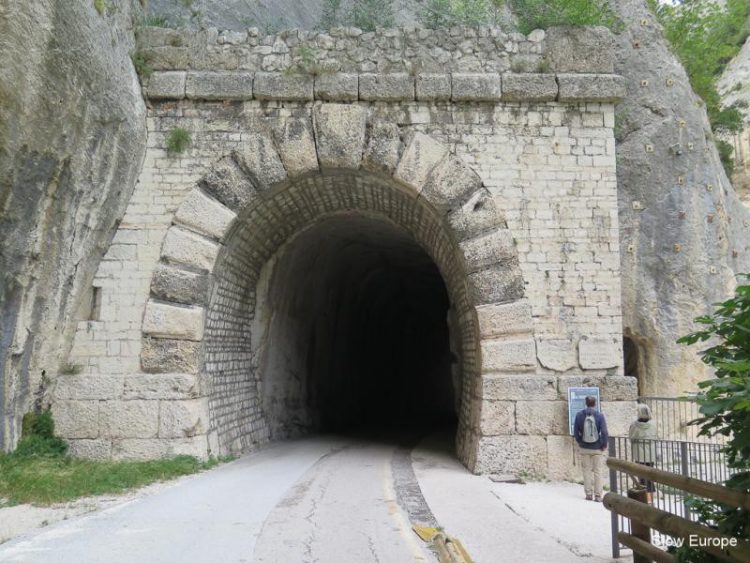 Furlo Gorge Tunnel, Италия. Источник 