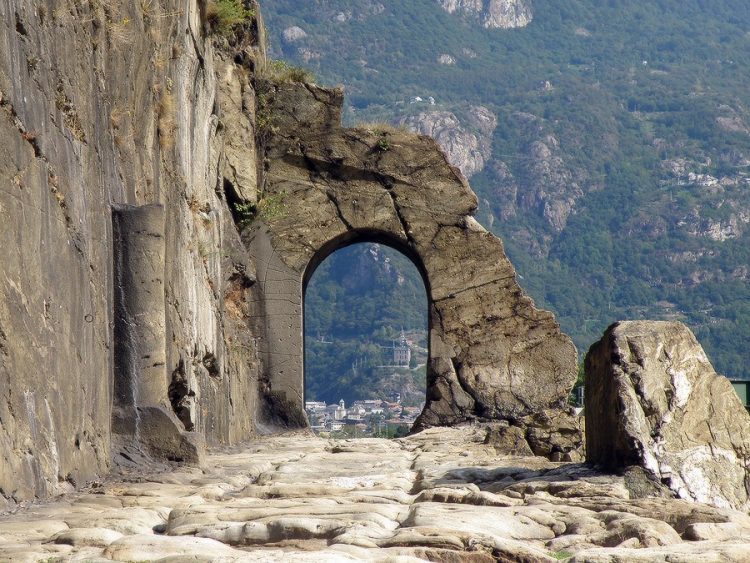 Руины римской дороги, Доннас (долина Аоста), Италия Источник 