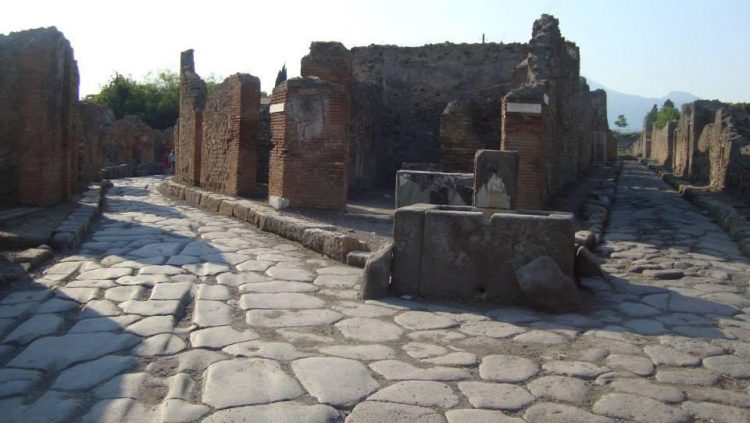 Дорога за воротами Помпеи. Источник 